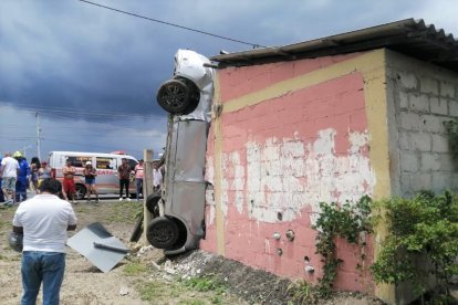 Así quedó el vehículo, luego del impacto.