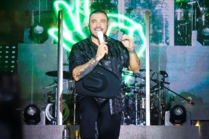 Jessie Uribe se pegó tremendo espectáculo. Los asistentes vibraron con sus canciones.