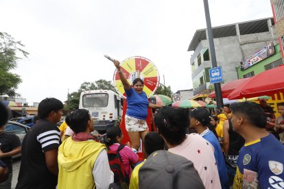 La alegría de los ganadores es incontenible. Verónica con toda su fuerza giró la ruleta de la suerte y ganó.