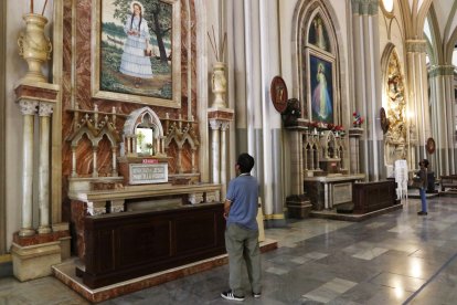 En silencio, ante las distintas representaciones, los creyentes manifiestan sus anhelos personales. El clamor colectivo también va por el lado de la seguridad y que acabe la violencia.