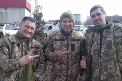 Yuriy Vernydub (centro), exentrenador del Sheriff Tiraspol, se unió al ejército ucraniano para combatir a las fuerzas rusas que invadieron el país.