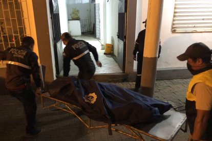 Los cuerpos de Almea, Mora y Rodríguez fueron trasladados por los uniformados hasta la morgue de Babahoyo.