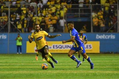 El mediocampista de Barcelona sufrió un fuerte golpe en la tibia.