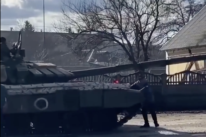 Viral. En redes sociales se viralizó el clip en el que se ve al hombre desesperado en una ciudad fronteriza con Rusia.