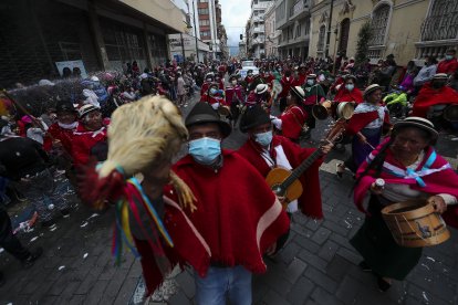 Cientos de personas fueron registrados el pasado sábado, durante el paso de las comparsas en el Carnaval de Riobamba.