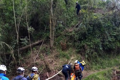 Momentos en que las unidades de rescate llegaron al sitio para sacar el cuerpo.