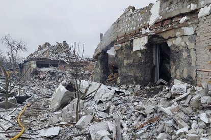 A handout photo released by the press service of the State Emergency Service of Ukraine shows the aftermath of a shelling in Zhytomyr, Ukraine, 02 March 2022. Russian troops entered Ukraine on 24 February prompting the country's president to declare martial law and triggering a series of severe economic sanctions imposed by Western countries on Russia. (Rusia, Ucrania) EFE/EPA/STATE EMERGENCY SERVICE OF UKRAINE HANDOUT -- BEST QUALITY AVAILABLE -- MANDATORY CREDIT: STATE EMERGENCY SERVICE OF UKRAINE HANDOUT EDITORIAL USE ONLY/NO SALES