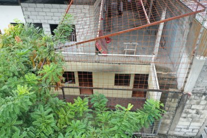 El sitio del suceso (de un piso alto) está ubicado a pocos metros del estero Salado y de un puente de la vía Perimetral, en el suroeste.