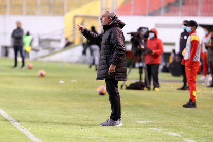 La relación entre el técnico Marini y los hinchas no es la mejor. En la Noche Blanca mandó a callar a un grupo de aficionados.