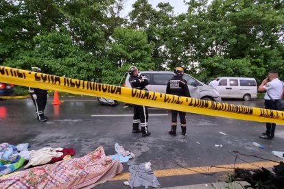 Sobre la calzada de la carretera fueron colocados los cadáveres de los viajeros. El sitio fue acordonado por las autoridades viales.