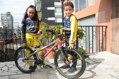 Antonella Puyo y Massimiliano Graziani disfrutan de la velocidad y de los saltos en las competencias de BMX.