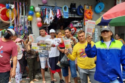 Ordenados y felices, así estuvieron nuestros  lectores, quienes esperaban su turno para ganar.