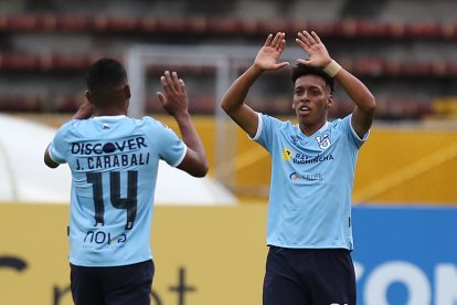 Carabalí festejando con Santiago Zamora el primer gol de Católica.
