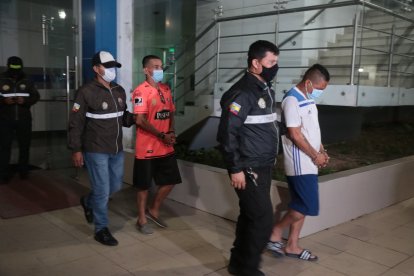 Dos hombres fueron detenidos por estar presuntamente relacionados con el robo de accesorios de vehículos.