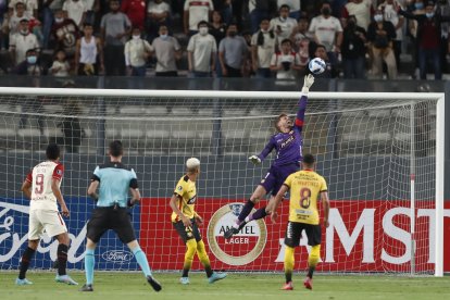 Javier Burrai en una de las tantas tapadas de la noche.