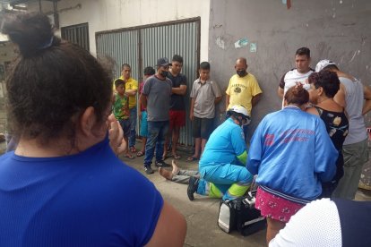 Paramédicos llegaron en una ambulancia para asistir a la víctima.