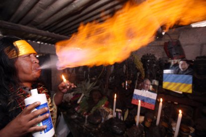 Chonta negra, chamán de la Sierra, hizo un ritual con las imágenes de los presidentes de Rusia y Ucrania.