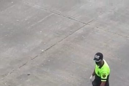 Agentes de tránsito recogieron en una bolsa los restos humanos hallados en plena vía.