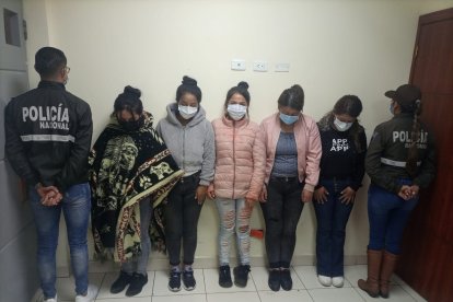 Las extranjeras fueron mostradas por la Policía.