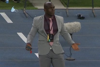 Castillo es un tipo que le gusta vestirse sobrio, pero también no se hace problema de colocarse una camiseta sencilla.