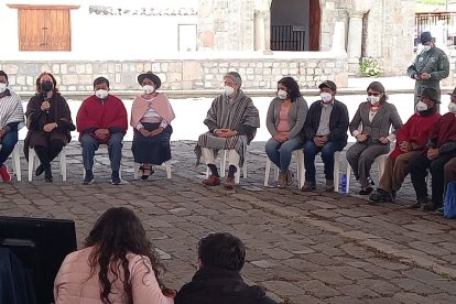 El mandatario junto a dirigentes de las comunidades y organizaciones sociales de Chimborazo.