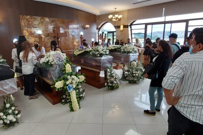 Los cuatro féretros fueron embalados y velados en el cementerio Jardines de la Esperanza.
