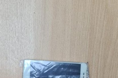 El detenido poseía un arma de fuego y un teléfono celular.