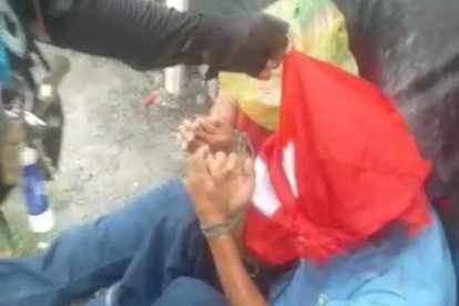 Momento en que la Policía dio con el paradero de los taxistas secuestrados.