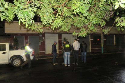 La Policía acudió al lugar del crimen para recoger indicios.