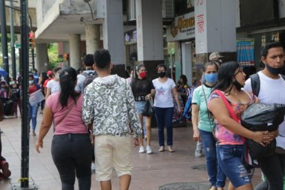 En las calles, algunos toman medidas de prevención contra el coronavirus, otros no.