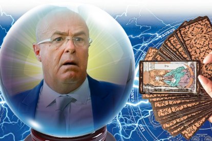 Las cartas y la bola de cristal hablando de Jorge Célico.