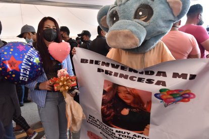 La familia de Melany Huertas la recibió con globos, carteles y sus primas se vistieron  de cerditos.