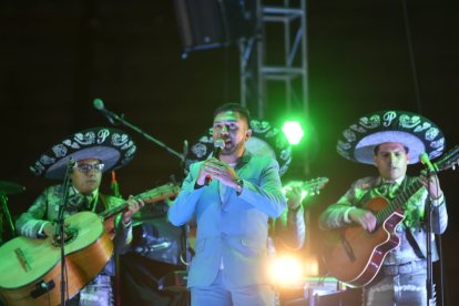 Junio Chávez haciendo su aparición en el escenario.