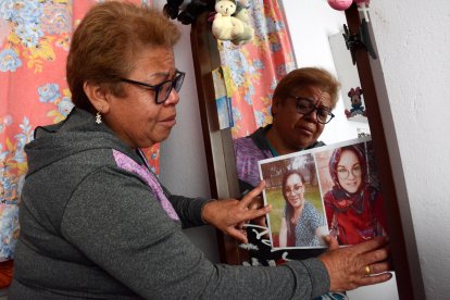 Olga Rodríguez guarda las pocas cosas que quedaron de su hija en su cuarto.