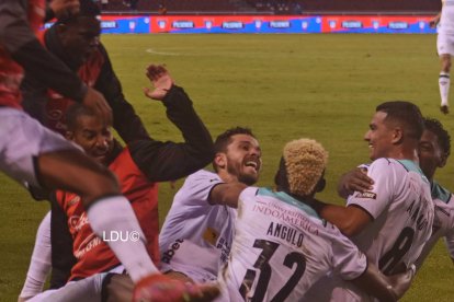 Toda la alegría de los albos, al final le ganaron 2-1 a Católica.