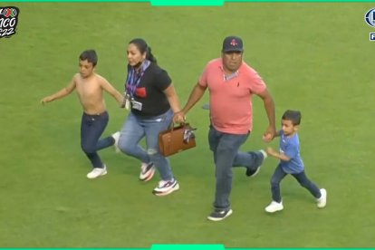 Imagen que da la vuelta al mundo, hinchas huyendo de las gradas a la cancha del estadio La Corregidora.