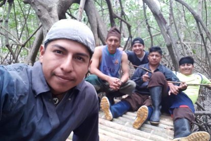 Raúl realizando un selfi con sus compañeros cangrejeros.