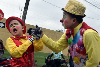 Súper coleguita y su hijo Sunami, de 7 años, forman una dupla genial de la risa.