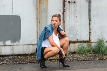 Las botas son su calzado preferido para los días de lluvia.