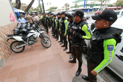 Dos tipos, desde una moto, dispararon a unos agentes cuando retiraban de las calles a consumidores de droga. Imagen referencial.