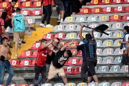 En distintas partes del estadio Corregidora se dieron enfrentamientos entre hinchas del Querétaro y Atlas.