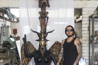 Michael Bulicic junto a una de sus creaciones, cuya cabea fue elaborada con el cráneo de un chivo