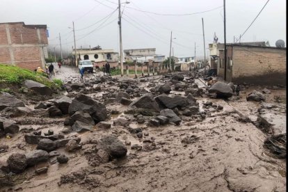 Las zonas urbanas y rurales han sufrido por derrumbes y la caída de rocas y lodo.