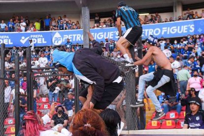 Un muerto se reporta en pleito entre hinchas en Brasil.