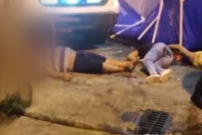 Los cuerpos de las personas baleadas quedaron sobre la calzada