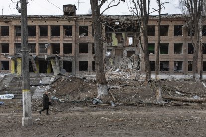 Un edificio completamente destruido en la ciudad de Vasylkiv, cerca de Kiev.