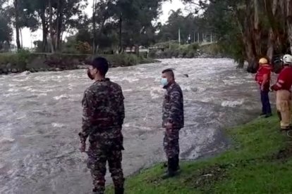Policías y bomberos suman fuerzas en la búsqueda de dos personas que se las llevó el río.