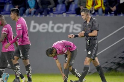 Los jugadores de los dos equipos mostraron su enojo por diferentes decisiones del árbitro Marlon Vera