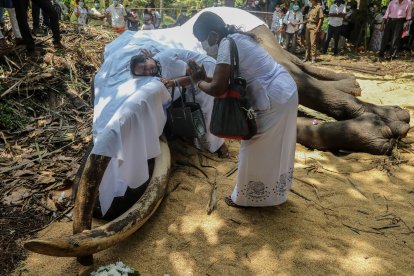 Una mujer expresa su pesar por la muerte de Nadungamuwa Raja.