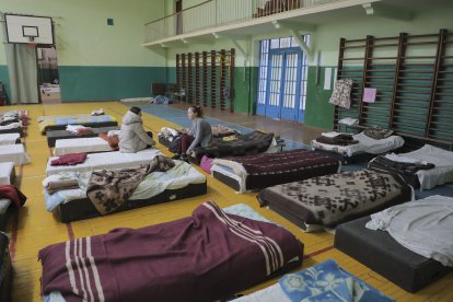 Lviv (Ukraine), 07/03/2022.- personas internadas en un hospital improvisado en un gimnasio, al oeste de Ucrania.